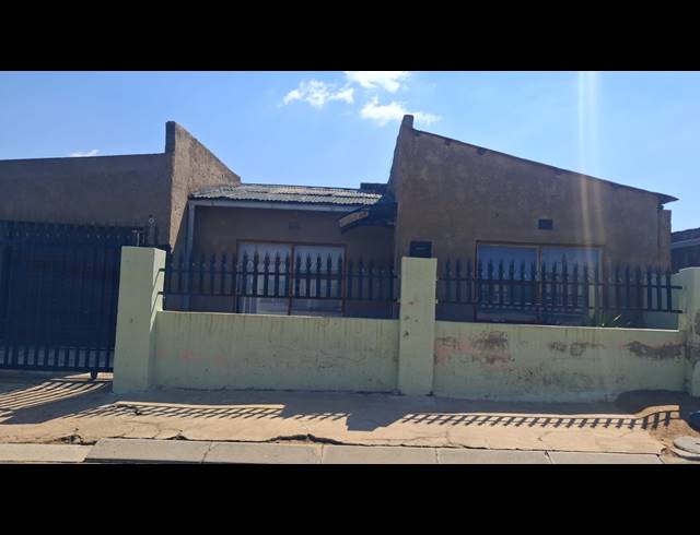 6 BEDROOM HOUSE FOR SALE IN TSAKANE EXT 12